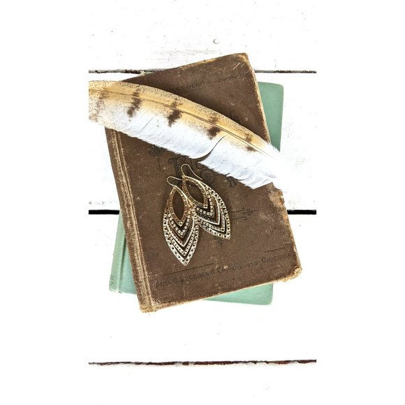 Lightweight gold toned metal feather leaf drop earrings - Picture 4 of 4